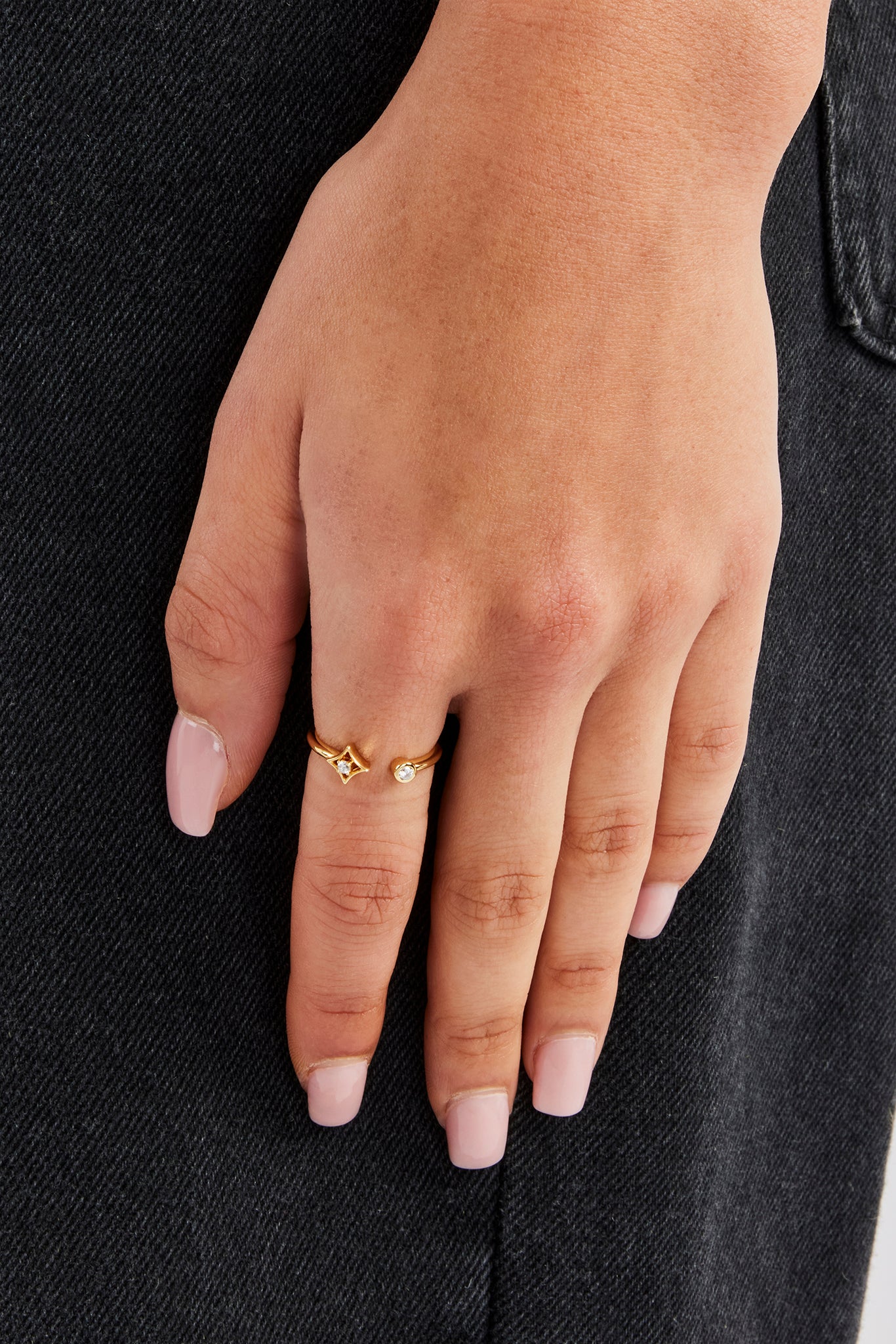 Ring mit ausgeschnittenem Zirkonia-Sternmotiv – 8 mm